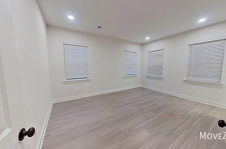 324 Houston St — Photo 11