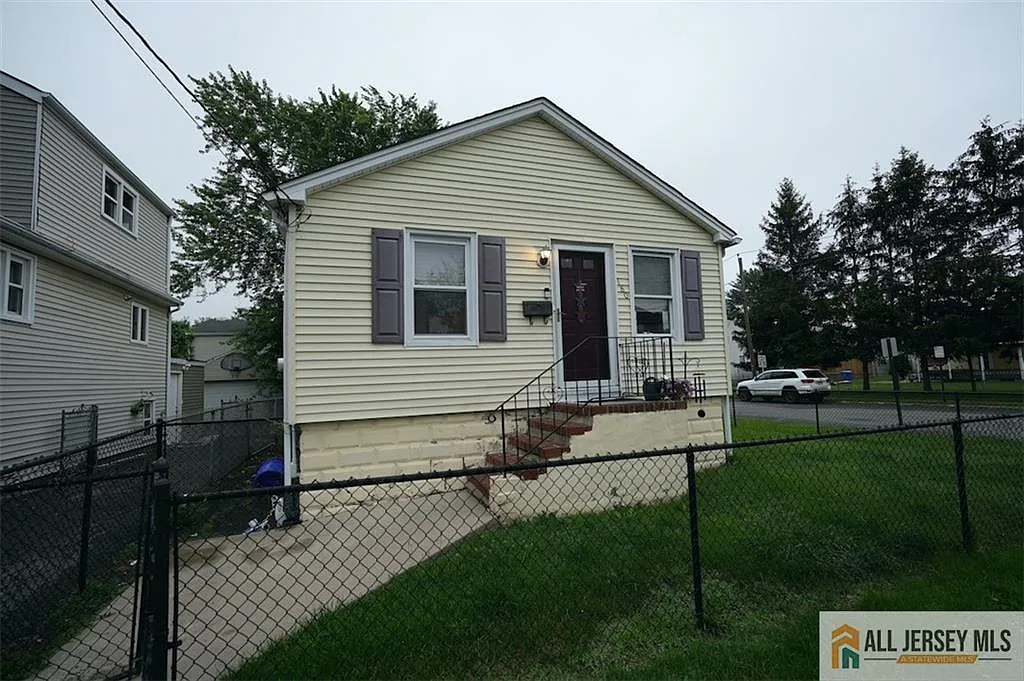 180 Correja Ave photo 1