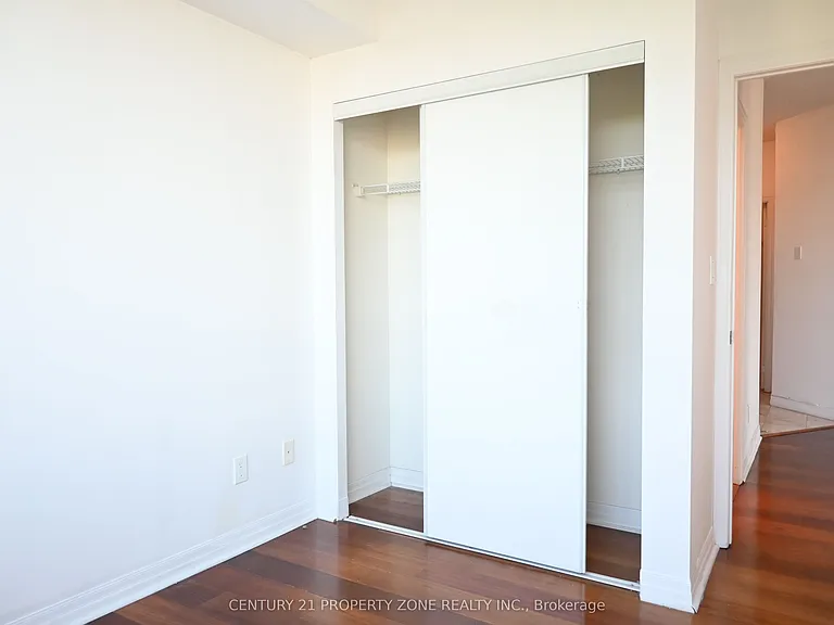 1359 Rathburn Rd E #405 — Photo 22