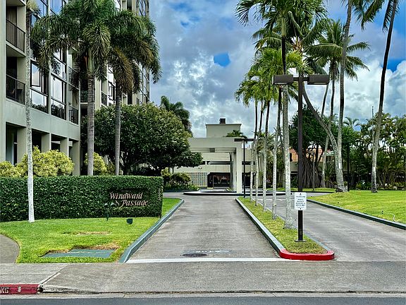Beautifully kept entry, unit includes parking and guest parking