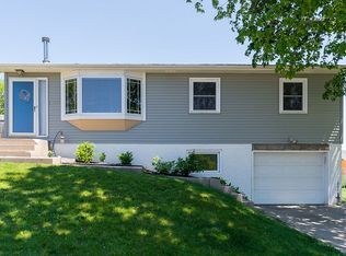 1707 S View Dr NW, Cedar Rapids, IA 52405