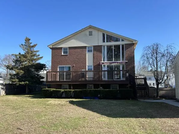 55 Arnold St, Lincoln, RI 02865