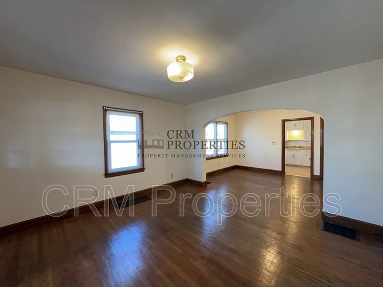 933 N Linwood Ave — Photo 4
