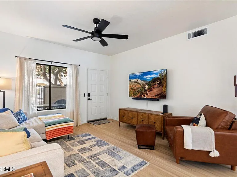 1017 E Maryland Ave #116 — Photo 5