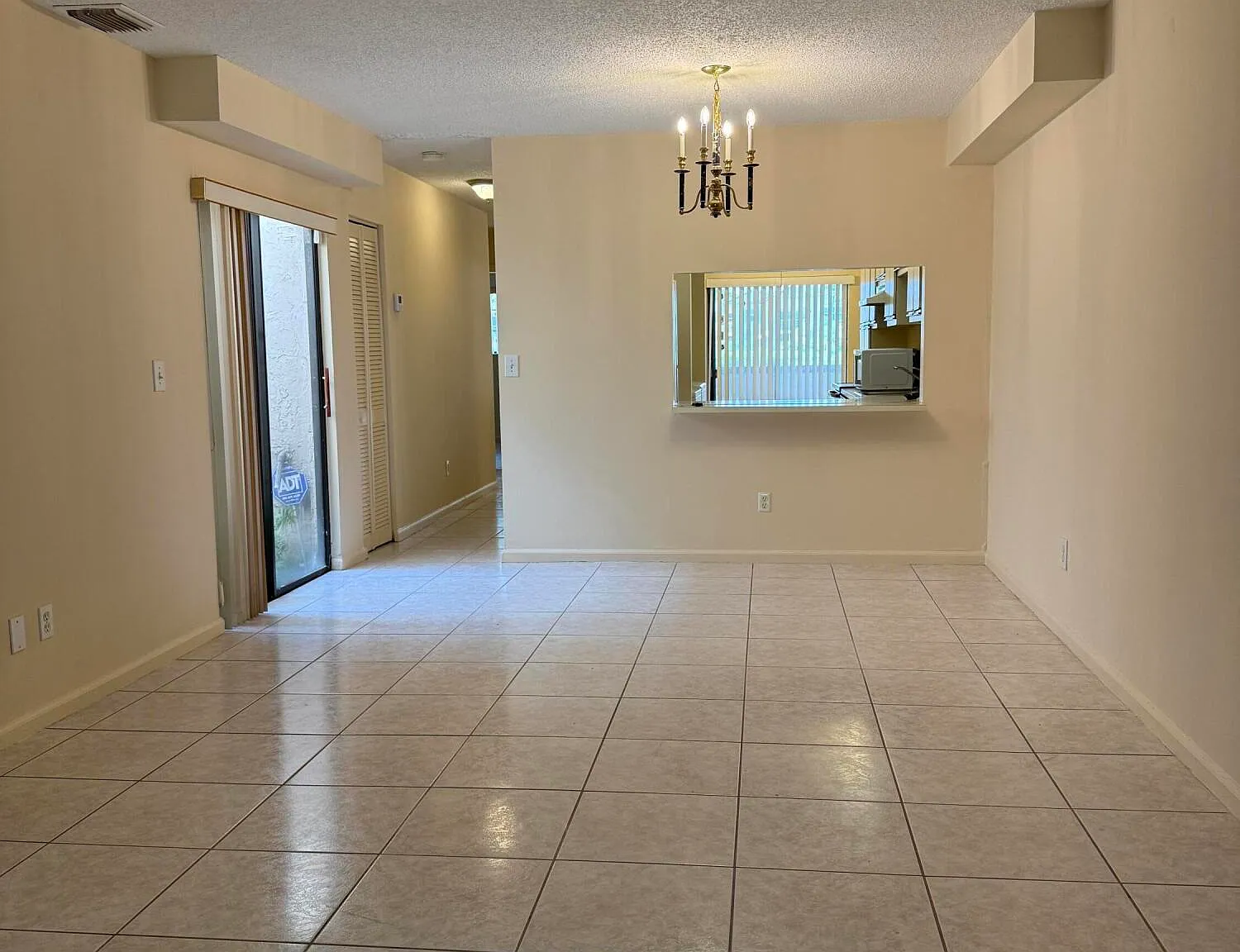 3 bed, 2.0 bath, 1212 sqft, $2,600 — Photo 4