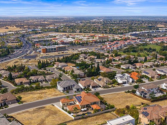 4th image of 418 Serpa Way