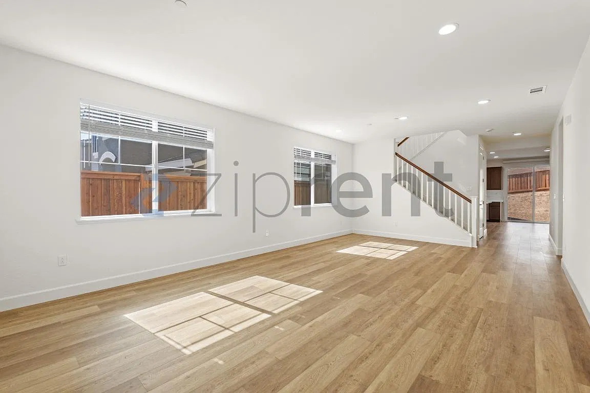 5 bed, 3079 sqft, $4,200 — Photo 1