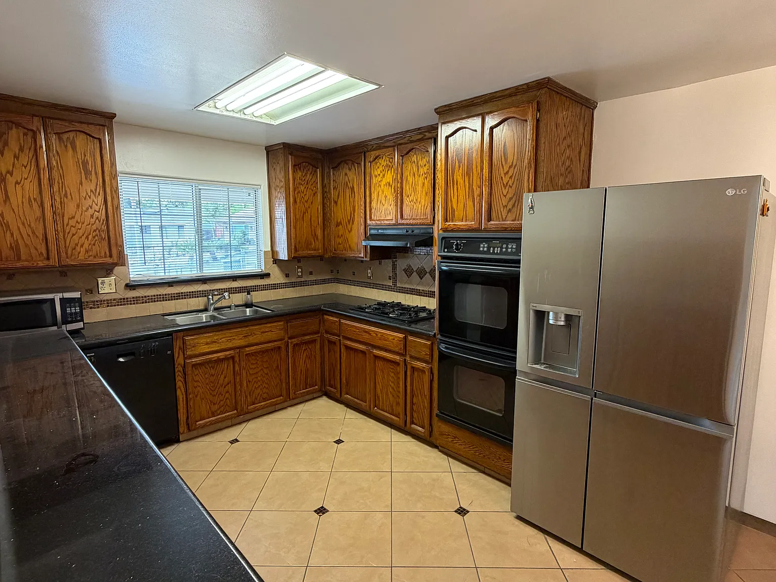 4 bed, 1427 sqft, $4,700 — Photo 1