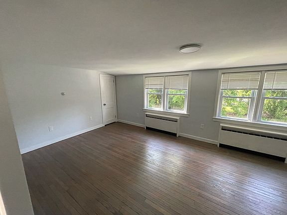 4th image of 24 Tulip Ln #C
