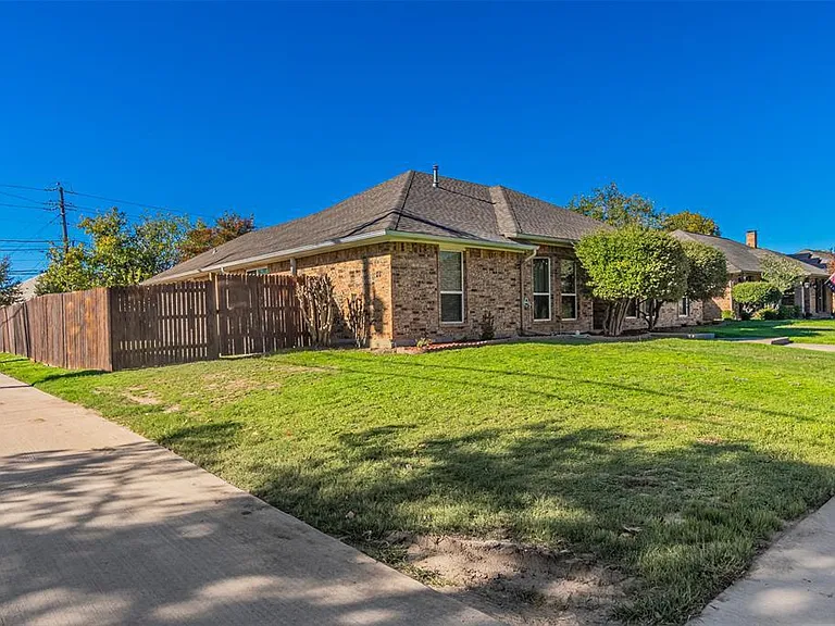 2801 Cambridgeshire Dr — Photo 2