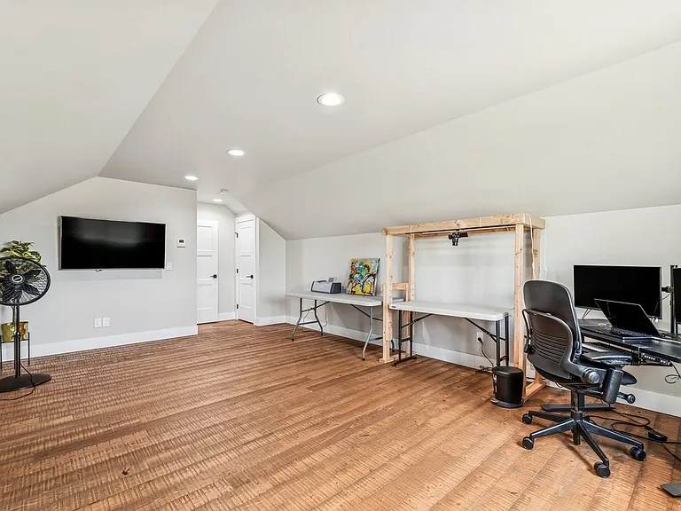 501 Wheatland Ln — Photo 32