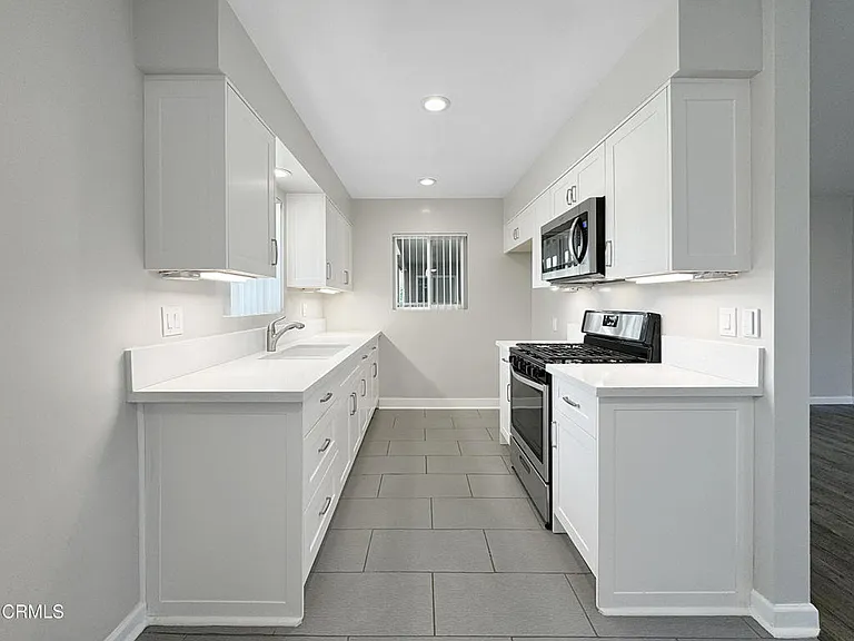 605 N Los Robles Ave #8 — Photo 3
