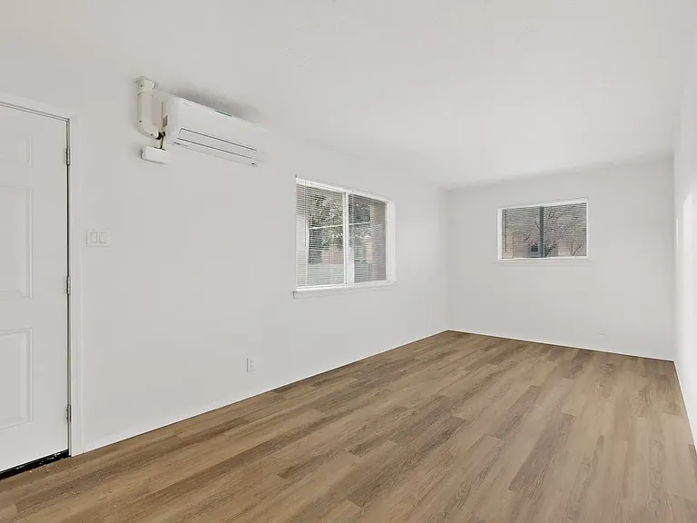 8320 Trumbull Ave SE — Photo 3