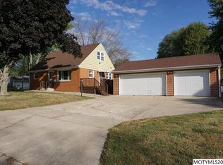 694 3rd Pl SE, Mason City, IA 50401