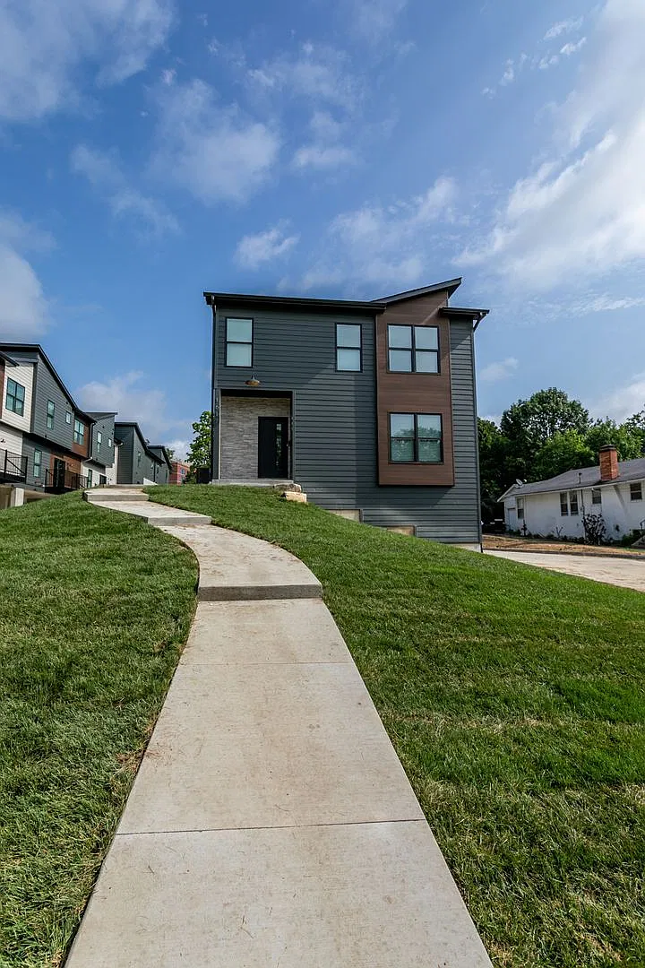 1611 University Townhomes — Photo 2