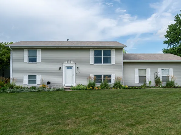 165 E Clay St, El Paso, IL 61738