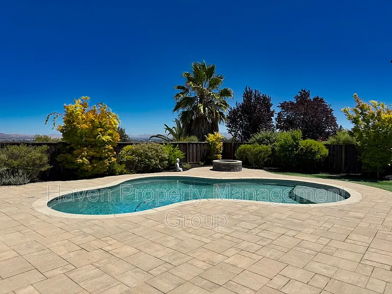 7420 Hansen Dr — Photo 3