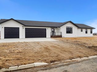 208 4th St NW, Gwinner, ND 58040
