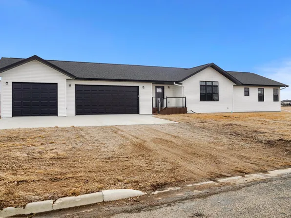 208 4th St NW, Gwinner, ND 58040