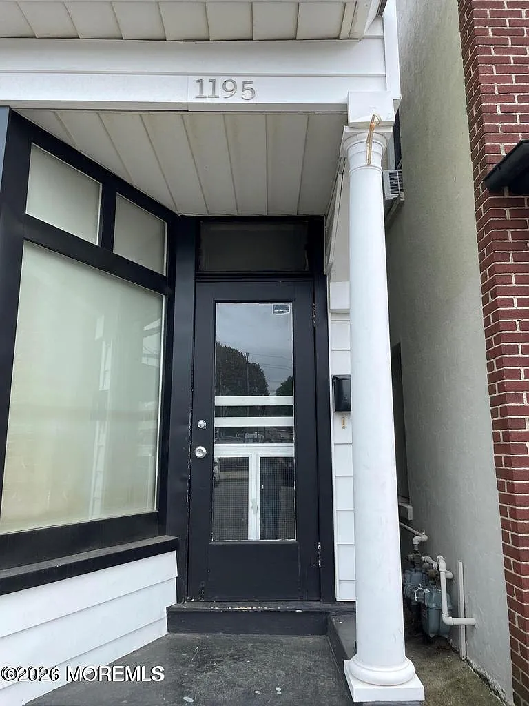 3 bed, 1892 sqft, $2,500 — Photo 1