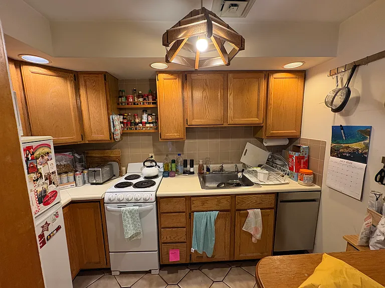 525 Beacon St #2 — Photo 3