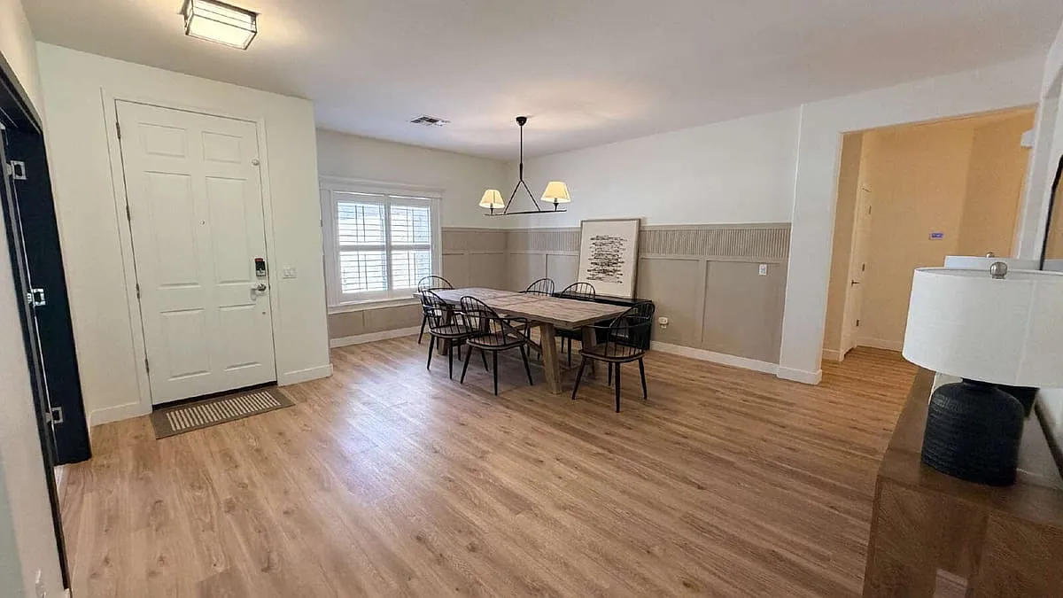 1121 East Powell Way — Photo 2