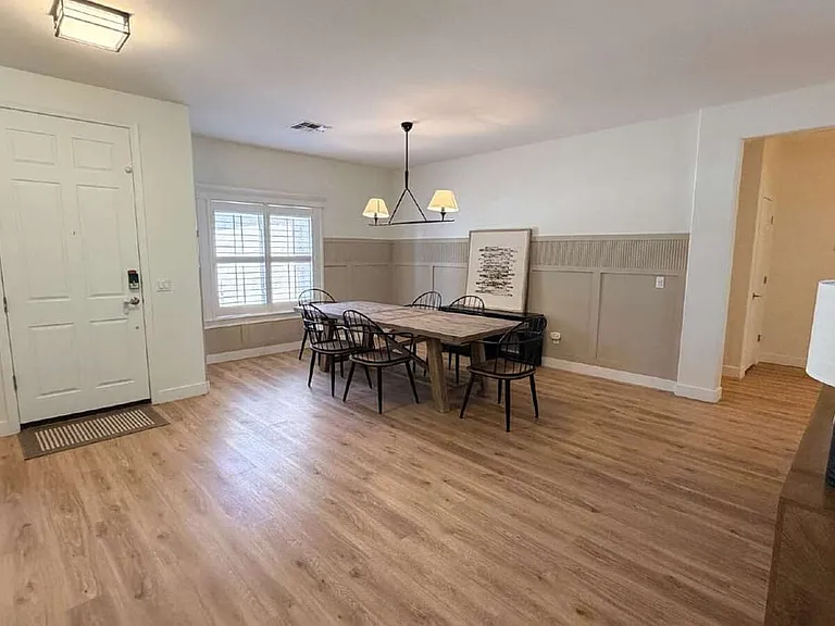 1121 E Powell Way — Photo 2