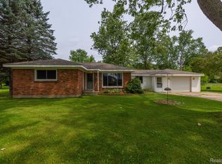 2754 Candlewick Dr, Orion, MI 48359