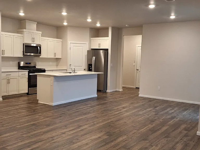 1454 NE Boxcar Dr — Photo 3