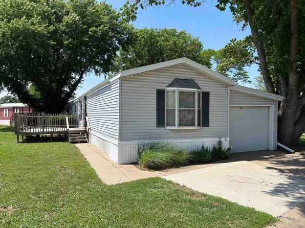 6 Kingston Dr, Hastings, NE 68901