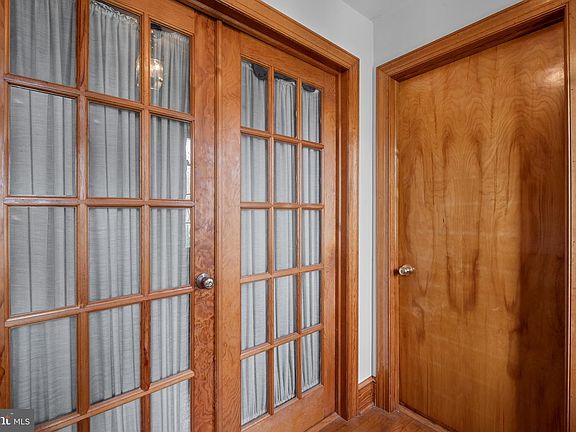 3rd image of 1002 Laurel St