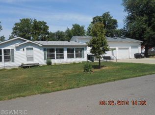 9 Poplar St, Three Oaks, MI 49128