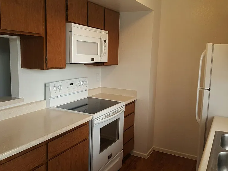 Broadway Proper Apartment ** One Month Free**W/D Included — Photo 73