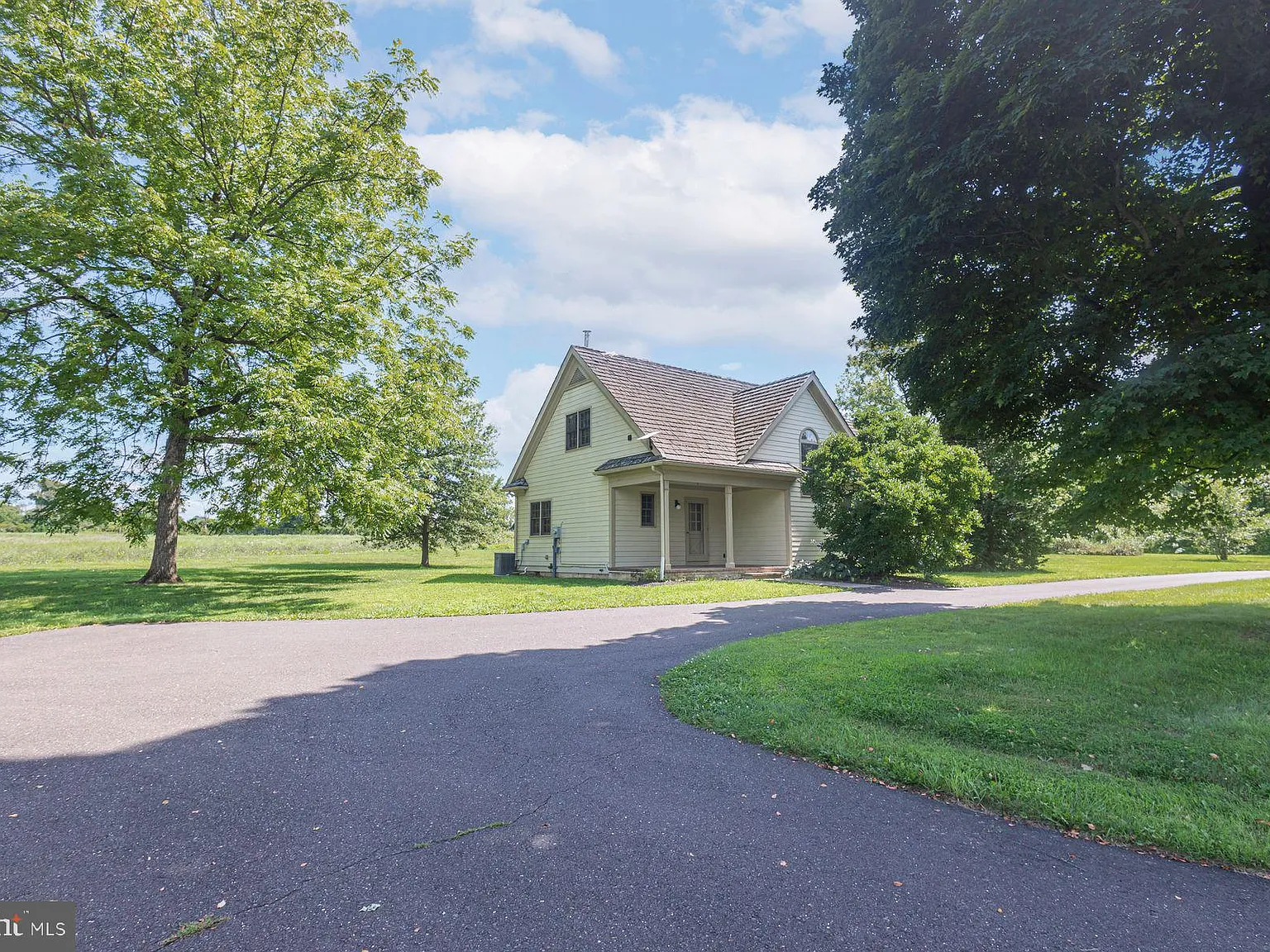 3 bed, 2.0 bath, 1600 sqft, $3,800 — Photo 1