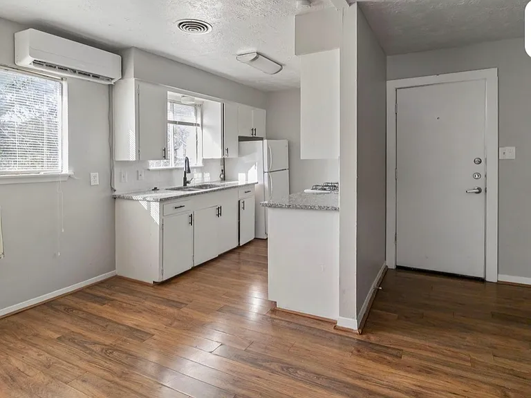 1014 E 23rd St #3 — Photo 3