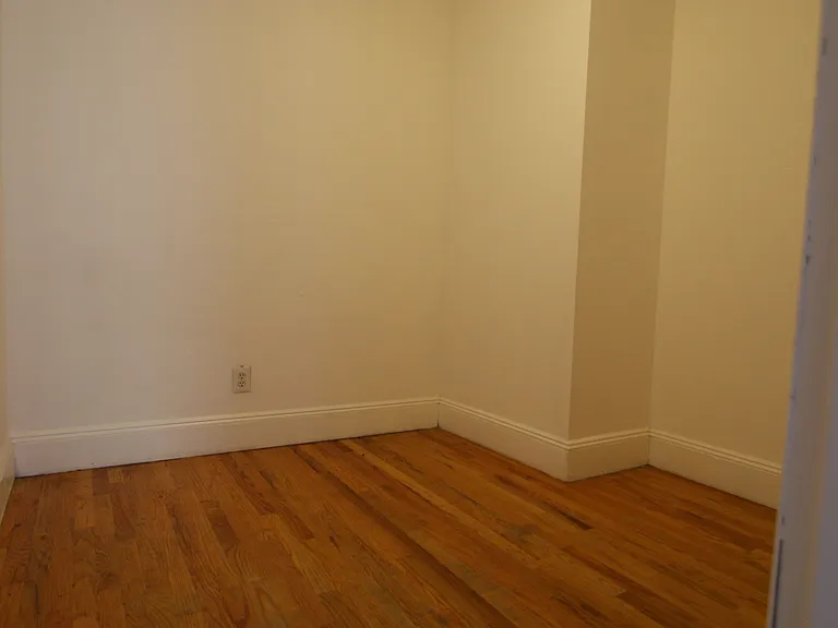 416 E 9th St #B — Photo 3