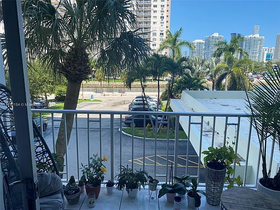3rd image of 500 Bayview Dr APT 219