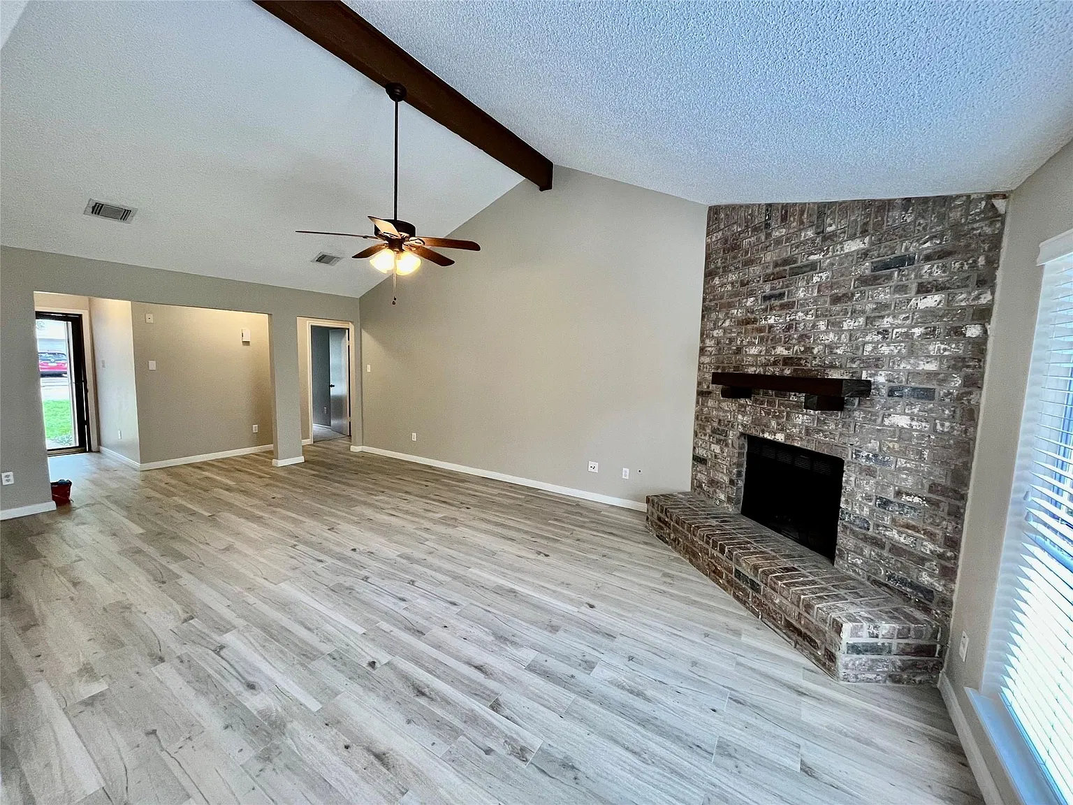 3 bed, 2.0 bath, 1430 sqft, $2,200 — Photo 3