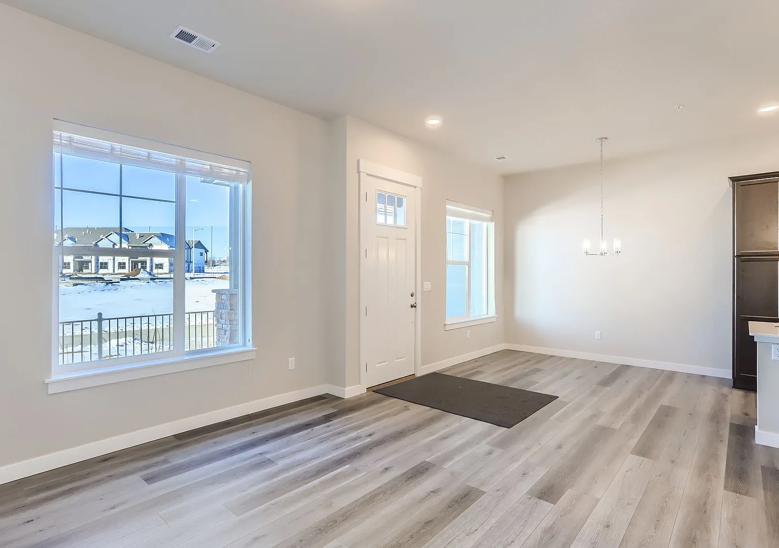 Beautiful 3 Bed 2.5 Bath Townhome with 2 Car Garage in Longmont — Photo 4
