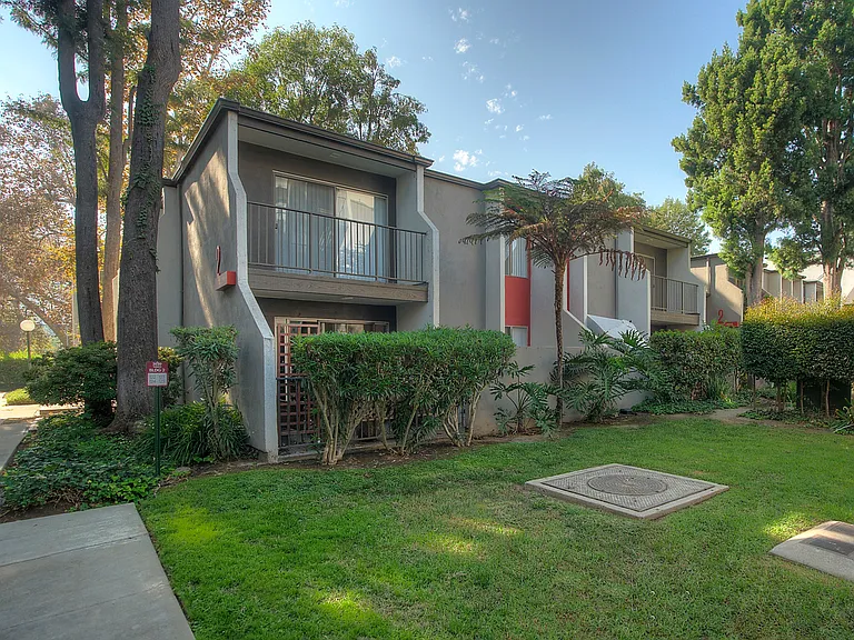 Los Feliz Village — Photo 33