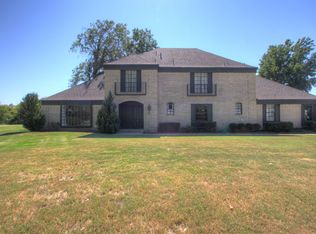 1101 Sherwood Rd, Clinton, OK 73601