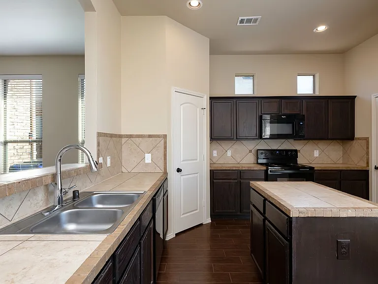 365 Orbit Dr — Photo 7