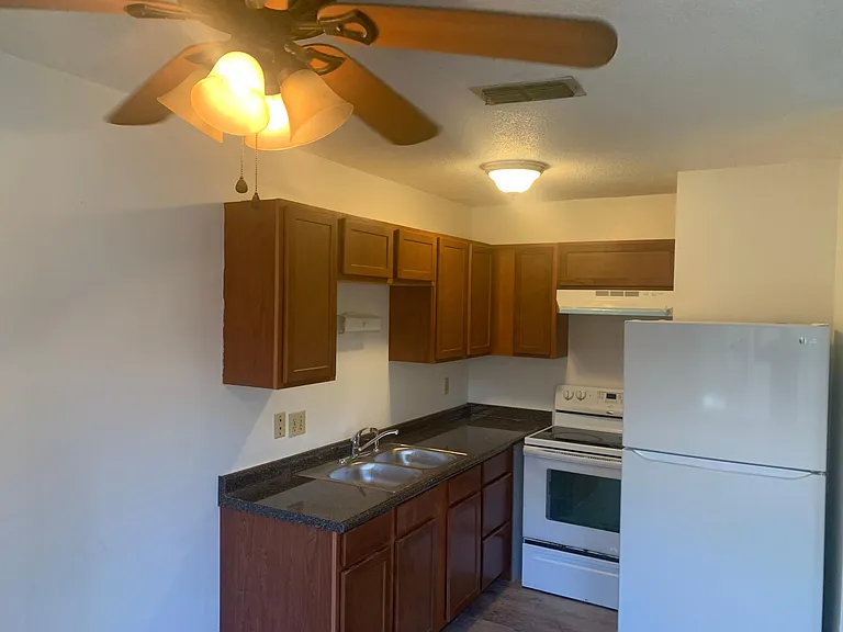 910 Splendor Rd — Photo 5