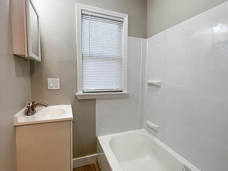 154-156 Leighton Ave — Photo 11