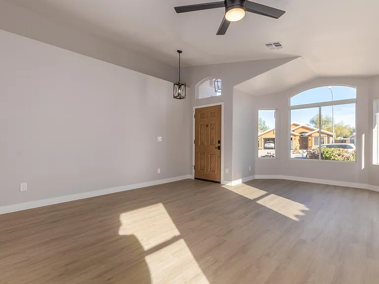 8635 W Paradise Ln — Photo 3