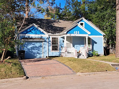 409 Moody St Photo 1