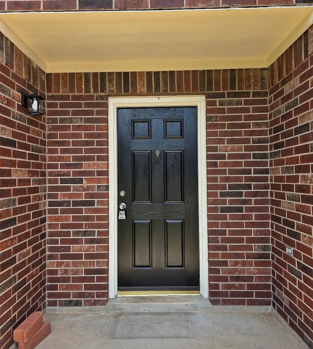 5 bed, 3.0 bath, 2699 sqft, $2,350 — Photo 2