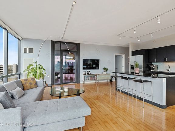 5th image of 860 W Blackhawk St #702