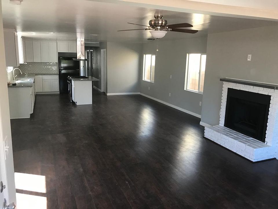 Spacious living room great for entertaining