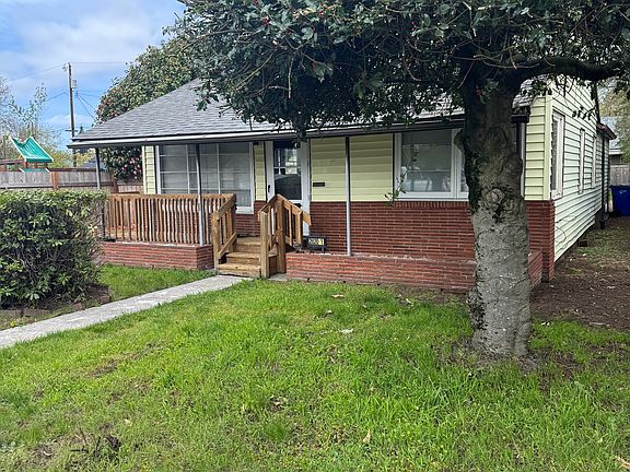 2nd image of 2820 E 8th St #2820